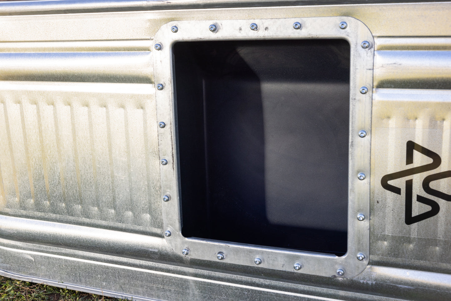 100 Gallon Behlen Country Farmstead Galvanized Waterer W/Drinker (MPN: 501300281)