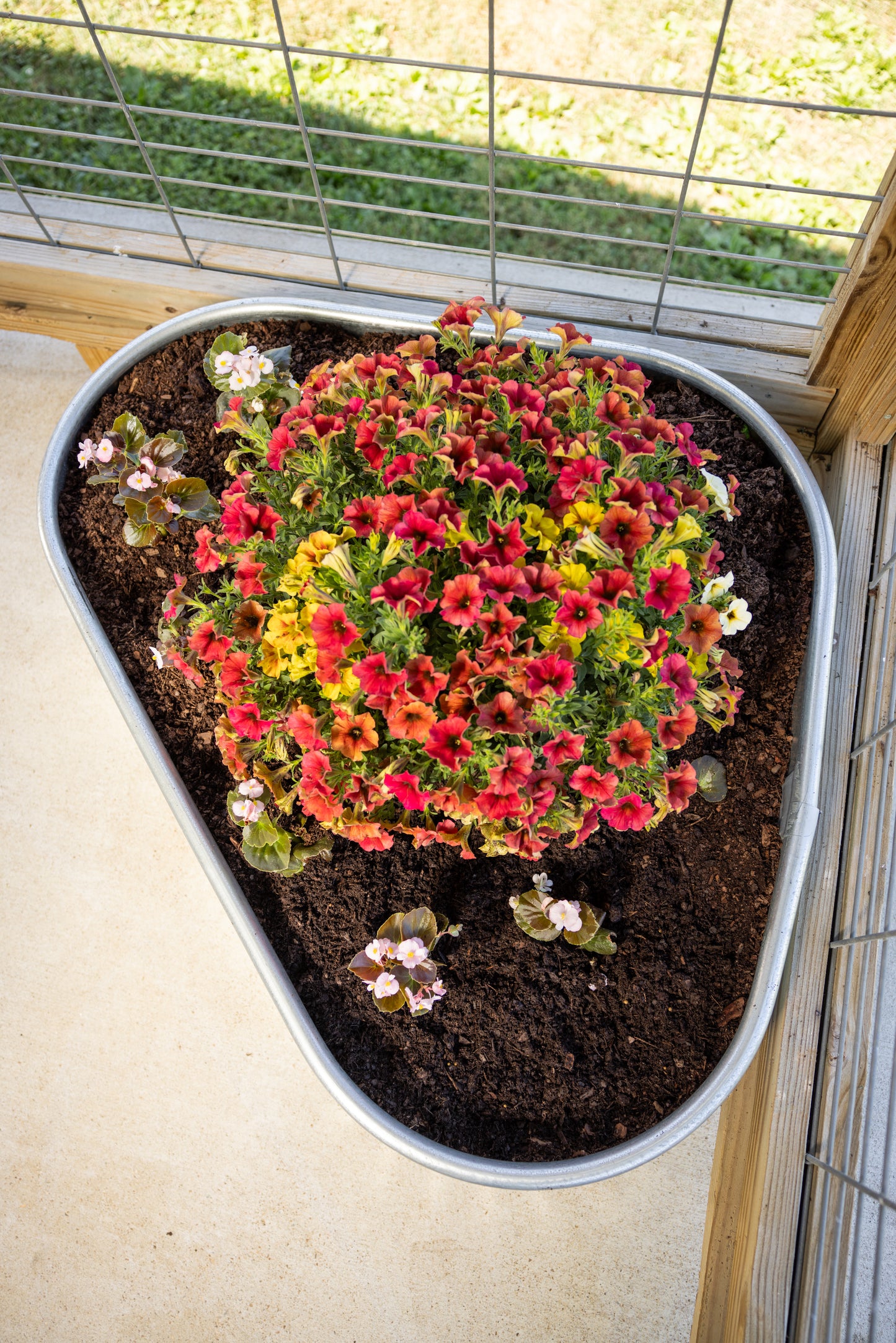 30 Gallon Behlen Country 40" x 34" x 12" Shallow Farmstead Triangle Stock Galvanized Tanks (MPN: 50140048)